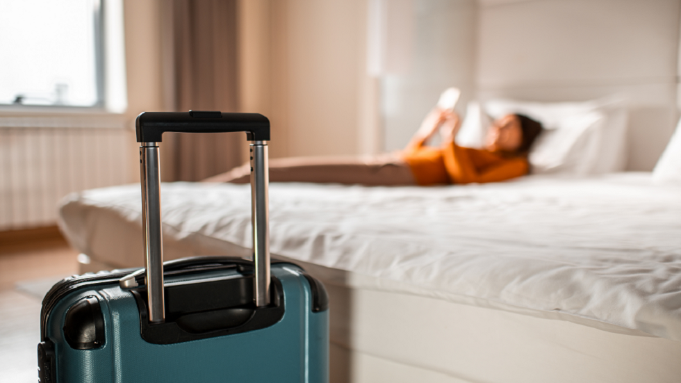 عالم أحياء دقيقة يكشف عن الأخطار غير المرئية المختبئة في غرفتك بالفندق!