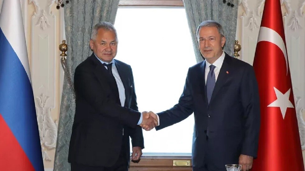وزير الدفاع التركي يبحث مع نظيره الروسي "طريق السلام والاستقرار" في سوريا