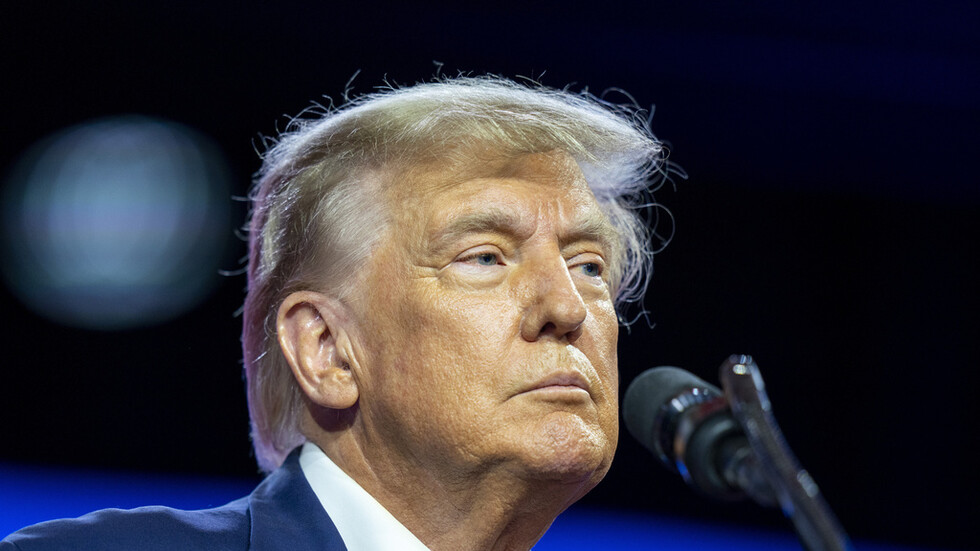 استطلاع: غالبية الأمريكيين يؤيدون توجيه لائحة اتهام إلى ترامب