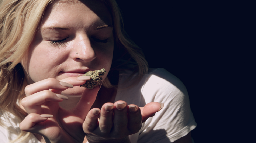 دراسة تحذر الإناث من تأثير صحي خطير لتدخين الماريجوانا!