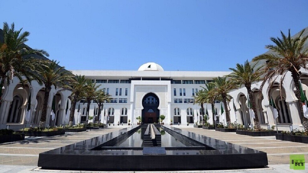 وزير الخارجية السعودي يهنئ نظيره الجزائري بتعيينه