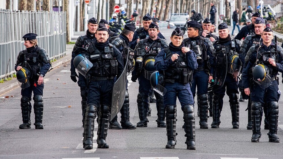 باريس.. الشرطة تستخدم الغاز المسيل للدموع لتفريق المتظاهرين (فيديو)