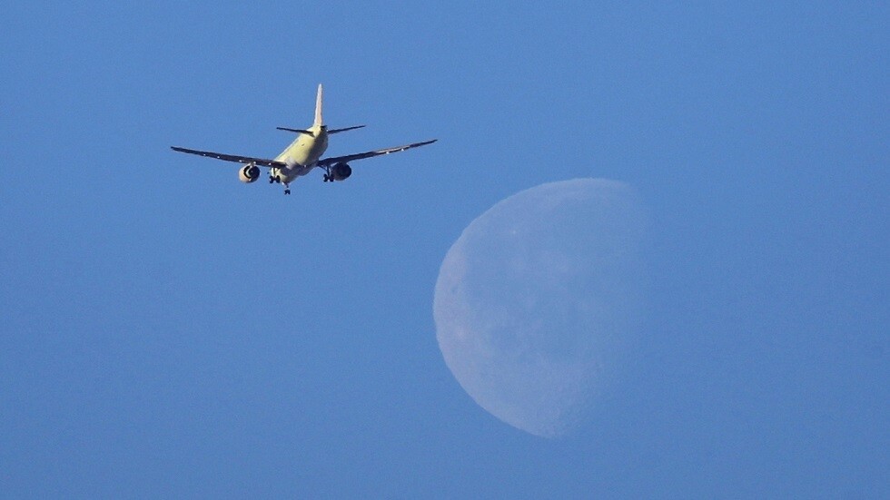 كان بين الركاب.. طيار خارج الخدمة ينقذ طائرة من كارثة جوية