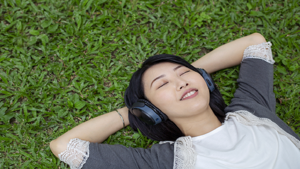 دراسة تكشف كيف يمكن بالاستماع إلى أصوات الطبيعة تعزيز النوم!