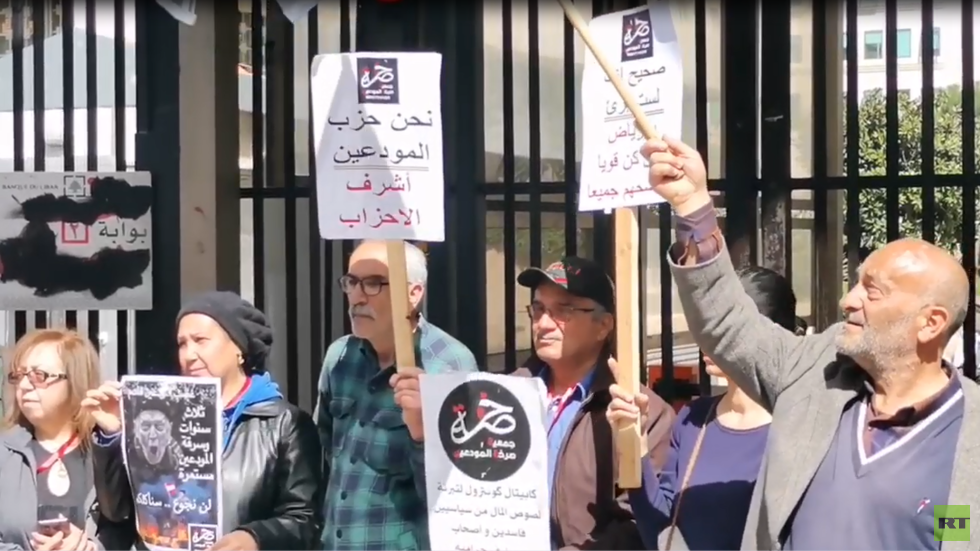 مراسلنا: محتجون يحرقون الإطارات أمام مصرف لبنان رفضا لحجز ودائعهم من قبل المصارف (فيديو)