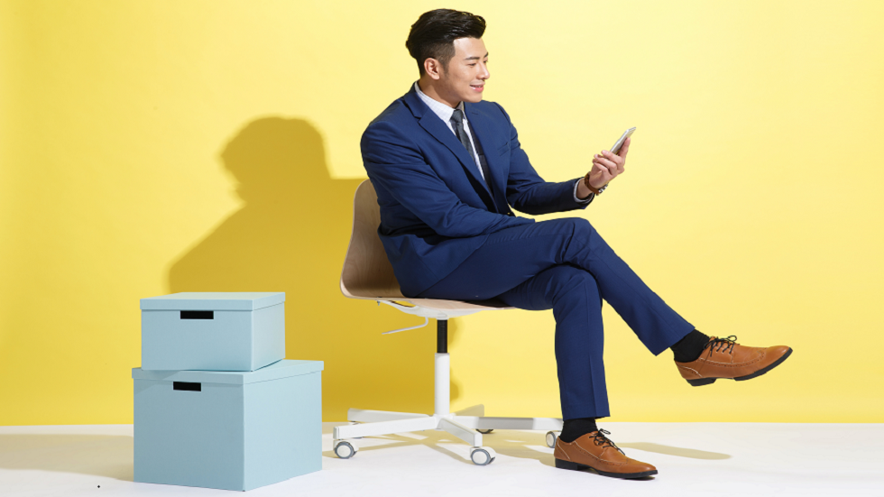 خبير تشريح يكشف لماذا لا يحبذ الجلوس ووضع ساق فوق أخرى!