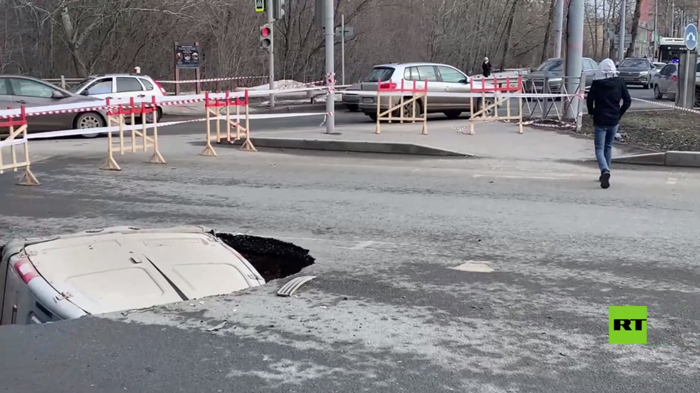 بالفيديو.. انتشال سيارة من حفرة ابتلعتها في مدينة بيرم الروسية