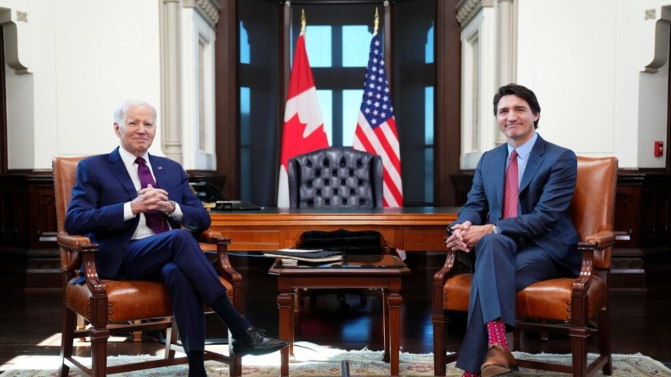 بايدن يتعهد بالضغط على روسيا بعقوبات "تاريخية"