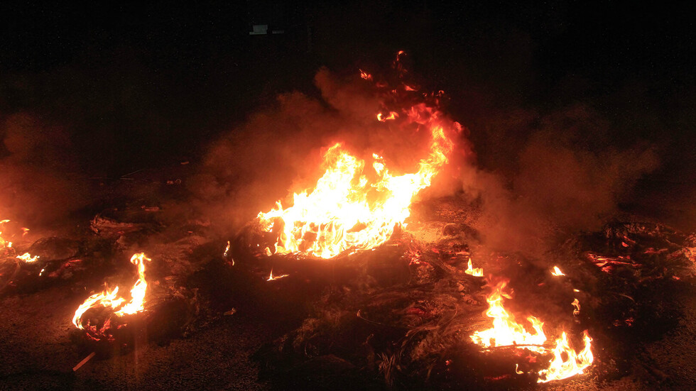 مستوطنون يحرقون منزلا فلسطينيا في بلدة سنجل شمال رام الله (فيديو)