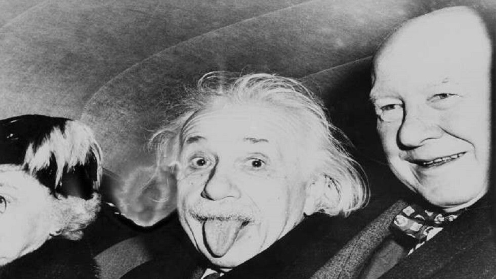 طفلة بريطانية تتفوق بذكائها على ألبرت أينشتاين وهوكينغ