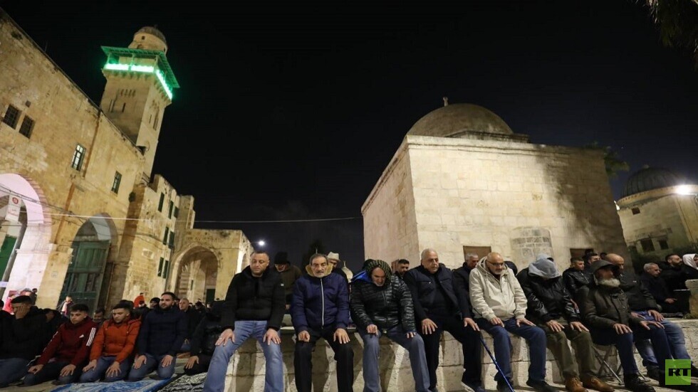 50 ألف مصل يؤدون صلاتي العشاء والتراويح في رحاب الأقصى مع خامس ليالي رمضان (صور)