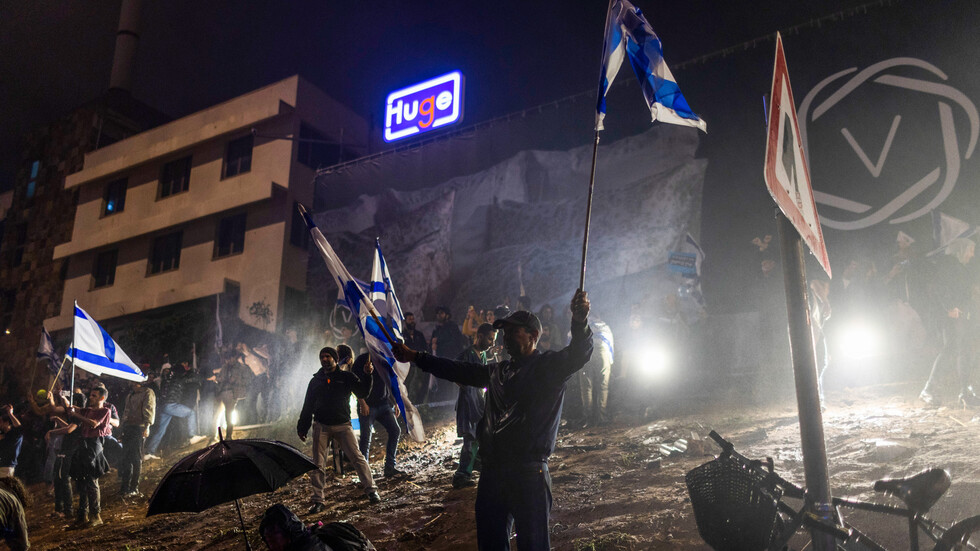 مشهد غير مألوف.. الإسرائليون يلقون الحجارة على الشرطة بعد ليلة عنيفة من الاحتجاجات (فيديو)