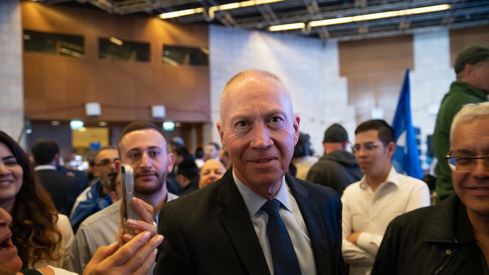 والدة غالانت تواسيه بعد إقالته: أنت ذكي وشجاع وأنا أحبك (فيديو)