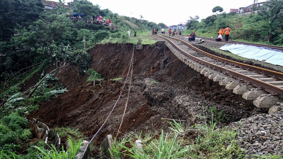 مصرع 16 شخصا بانهيار أرضي في الإكوادور