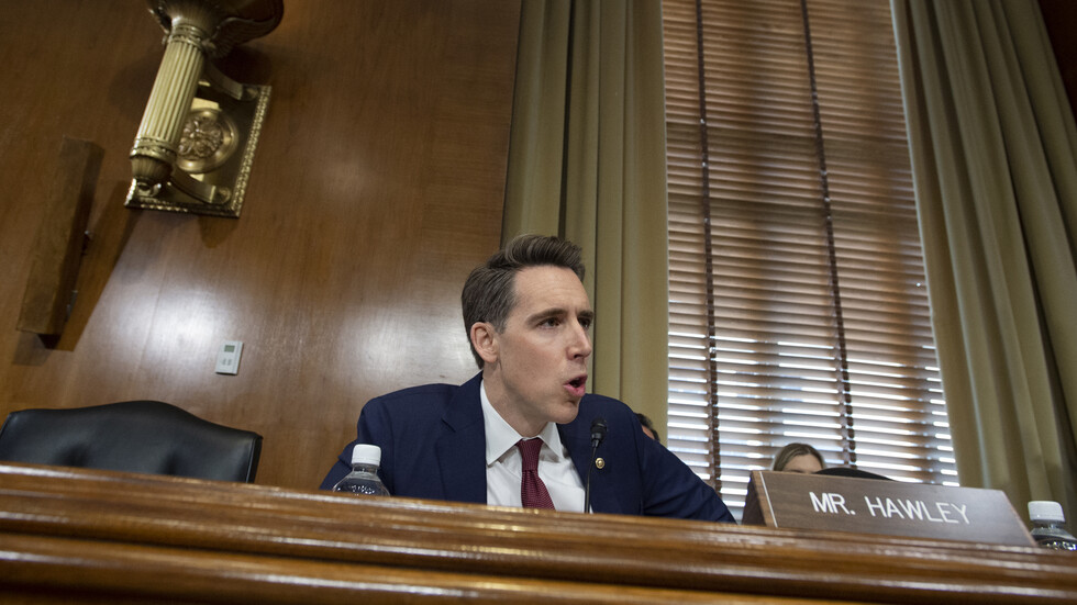 سيناتور أمريكي يدعو لوقف إنفاق الأموال على دعم أوكرانيا