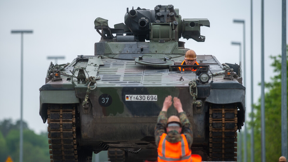 وزير الدفاع الأوكراني يؤكد استلام قواته دبابات ومدرعات غربية جديدة