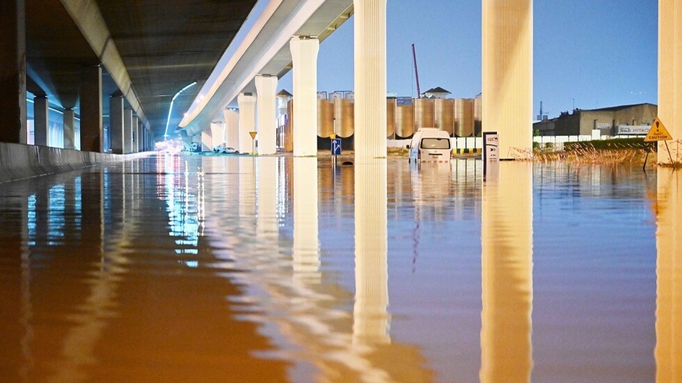 صحيفة: 25 دقيقة من الأمطار الغزيرة تشل 19 طريقا في الكويت (صور + فيديو)