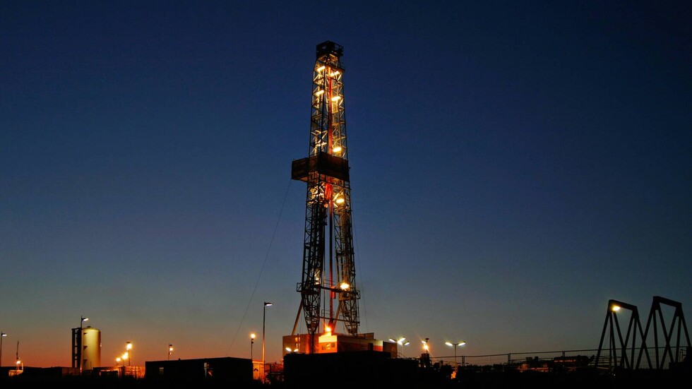 انخفاض أسعار النفط بعد ارتفاعها إلى أعلى مستوى في نحو أسبوعين