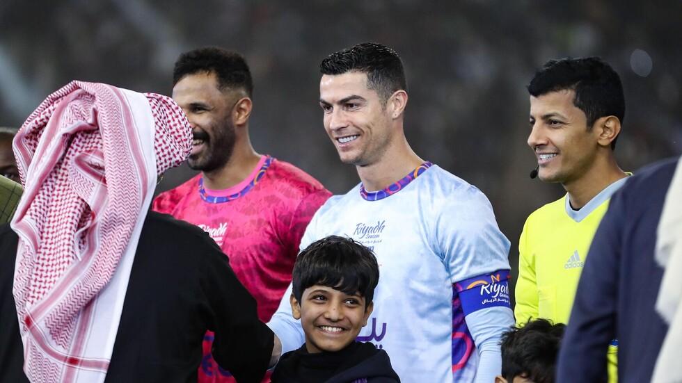 بالفيديو.. رد فعل لطيف من رونالدو تجاه طفل قلد طريقة احتفاله