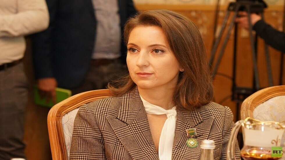 مفتي روسيا يمنح مديرة قناة "RT العربية" مايا مناع وسام "المسلمون الروس"