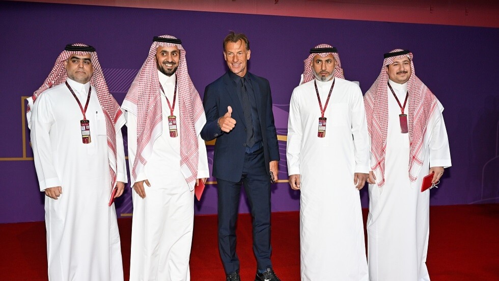 بسبب السيدات.. الفرنسي رينارد يترك منتخب السعودية