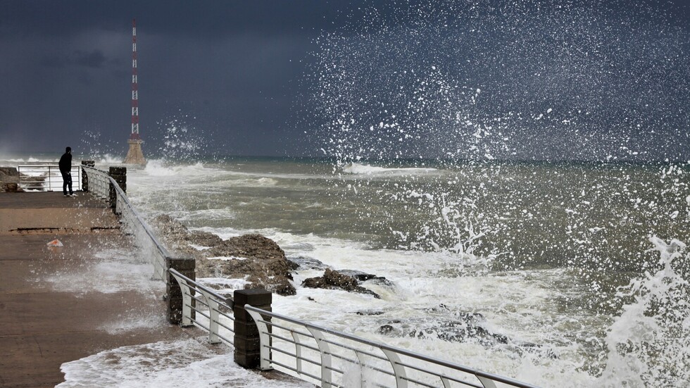 "عاصفة بحرية" تغلق موانئ سوريا.. وتحذيرات في لبنان