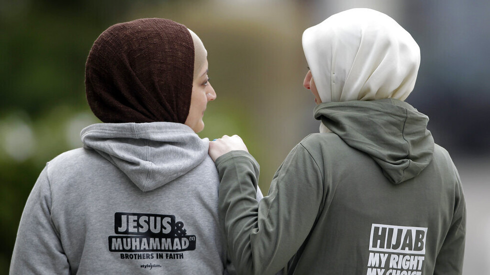 برلين تسمح للمعلمات المسلمات بارتداء الحجاب