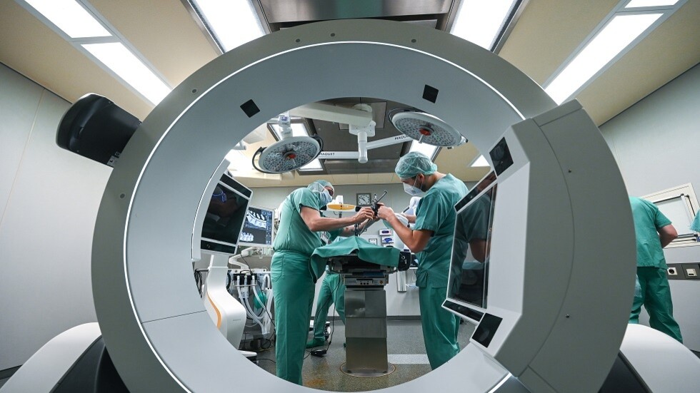 استئصال كتلة كيسية بوزن 12 كيلو غرام من بطن مريضة في منطقة الجوف السعودية