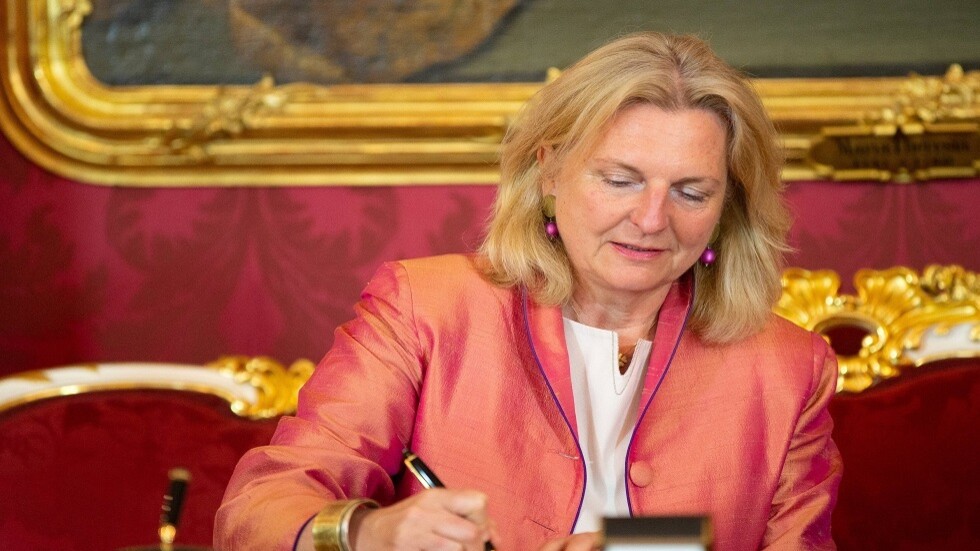 وزيرة خارجية النمسا السابقة: العقوبات ضد روسيا أفقدت الثقة بالمؤسسات الدولية