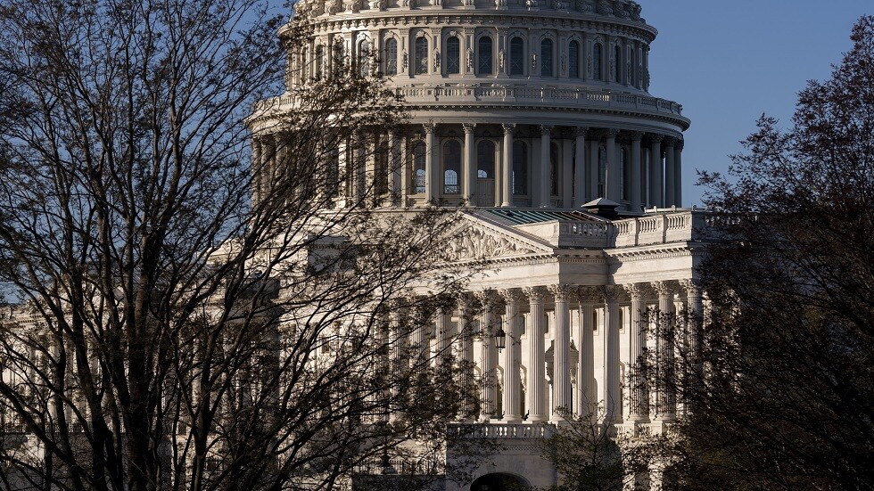 سيناتور أمريكي يدعو لتزويد قوات كييف بأي أسلحة باستثناء النووية