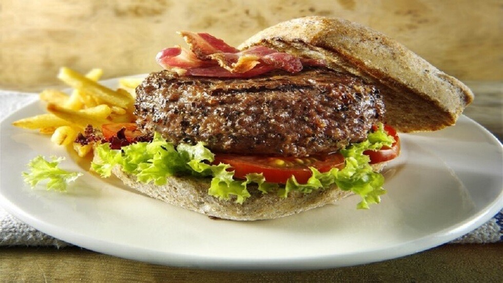 علماء يكشفون ما تفعله الوجبات السريعة والحلويات في الدماغ