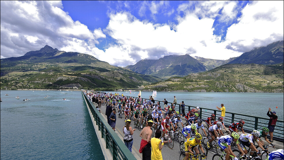 ماكرون يدعو كافة القطاعات إلى تقنين استهلاك المياه بنسبة 10%