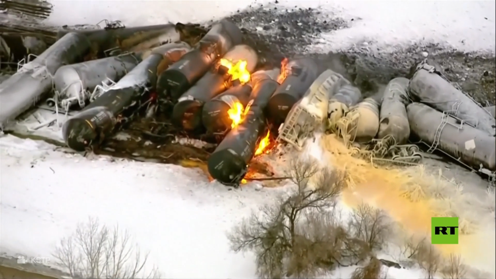 إجلاء جماعي في ولاية أمريكية بعد خروج قطار عن مساره واشتعال النيران فيه