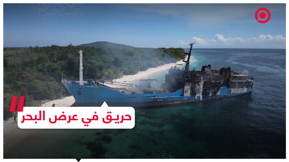 حريق في سفينة يودي بحياة العشرات