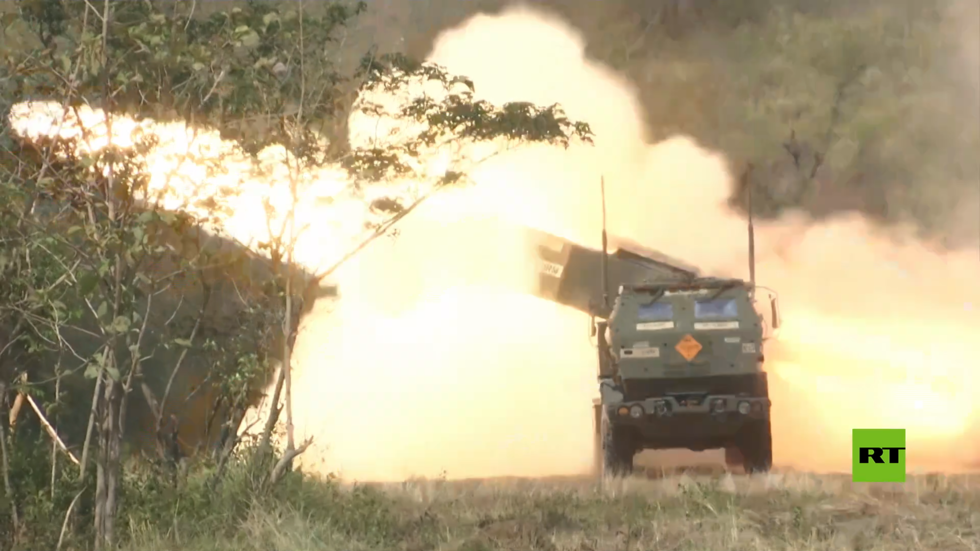 القوات الفلبينية والأمريكية تجري مناورات بالذخيرة الحية