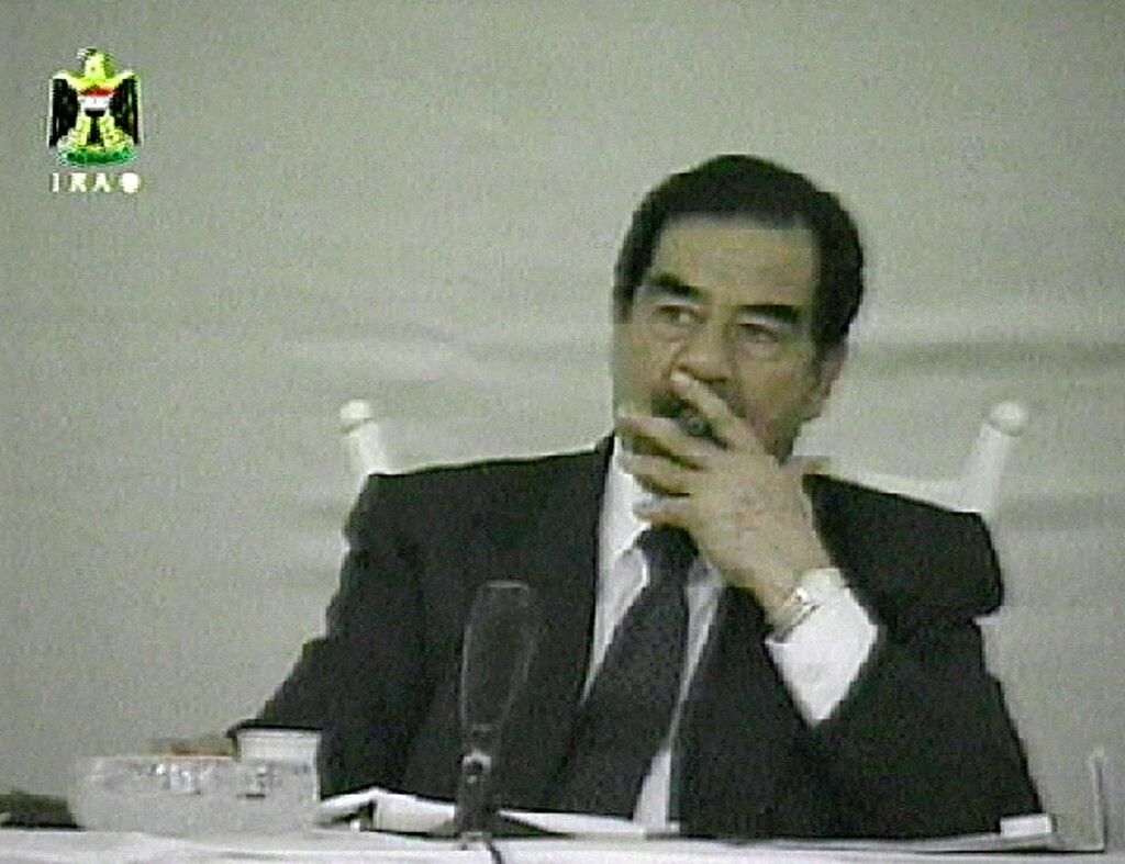صدام حسين يكشف عميل الـFBI في 30 ثانية