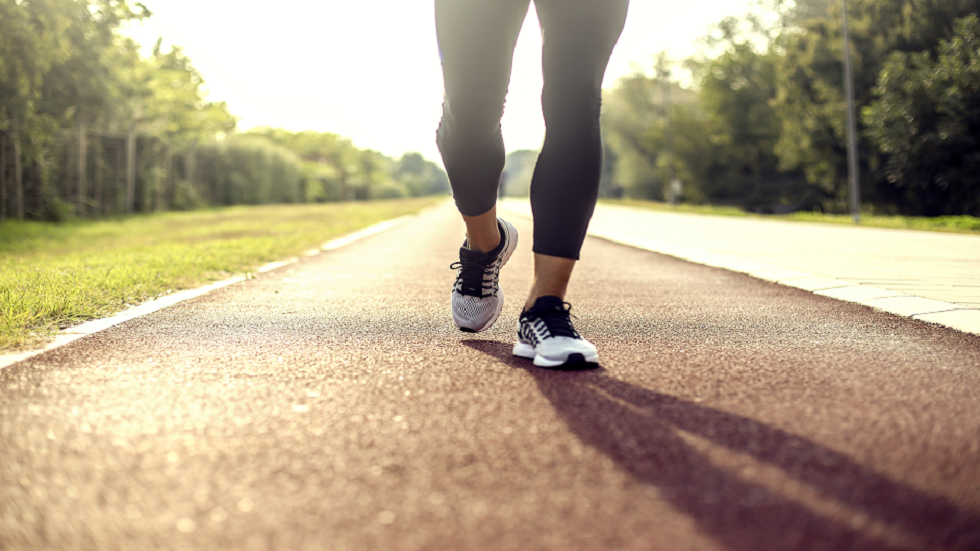 دراسة تكشف ما تفعله 11 دقيقة فقط من المشي السريع كل يوم بصحتك!