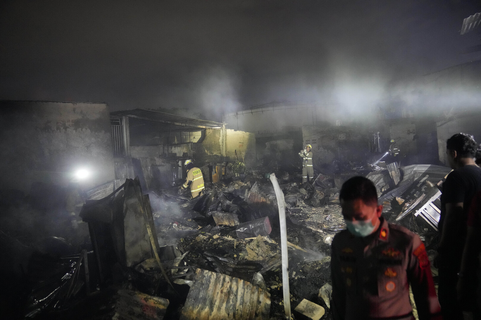 إندونيسيا.. مقتل 17 شخصا في حريق مستودع وقود واجلاء الآلاف (فيديو + صور)
