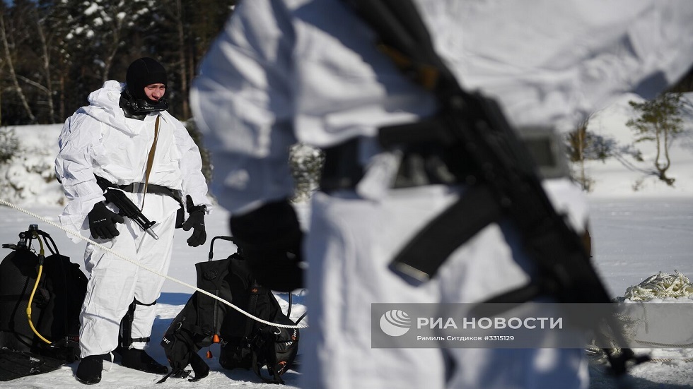 القوات المسلحة الروسية تتسلم بدلات مموّهة متغيرة اللون وبدلة عسكرية مدرعة مركبة