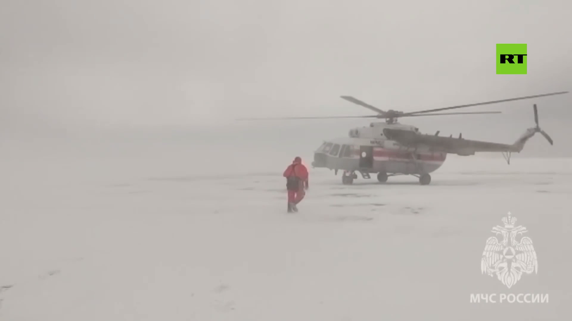 بالفيديو.. فرق الطوارئ الروسية تنقذ عشرات الصيادين من الجليد