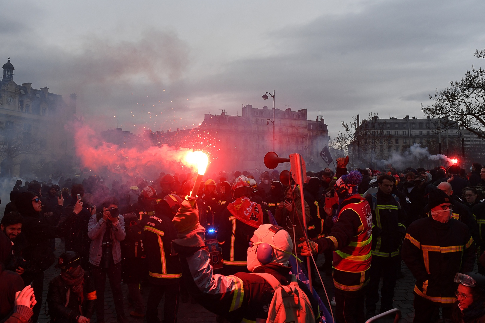 لوفيغارو: حوالي 600 ألف فرنسي سيتظاهرون ضد إصلاح ماكرون
