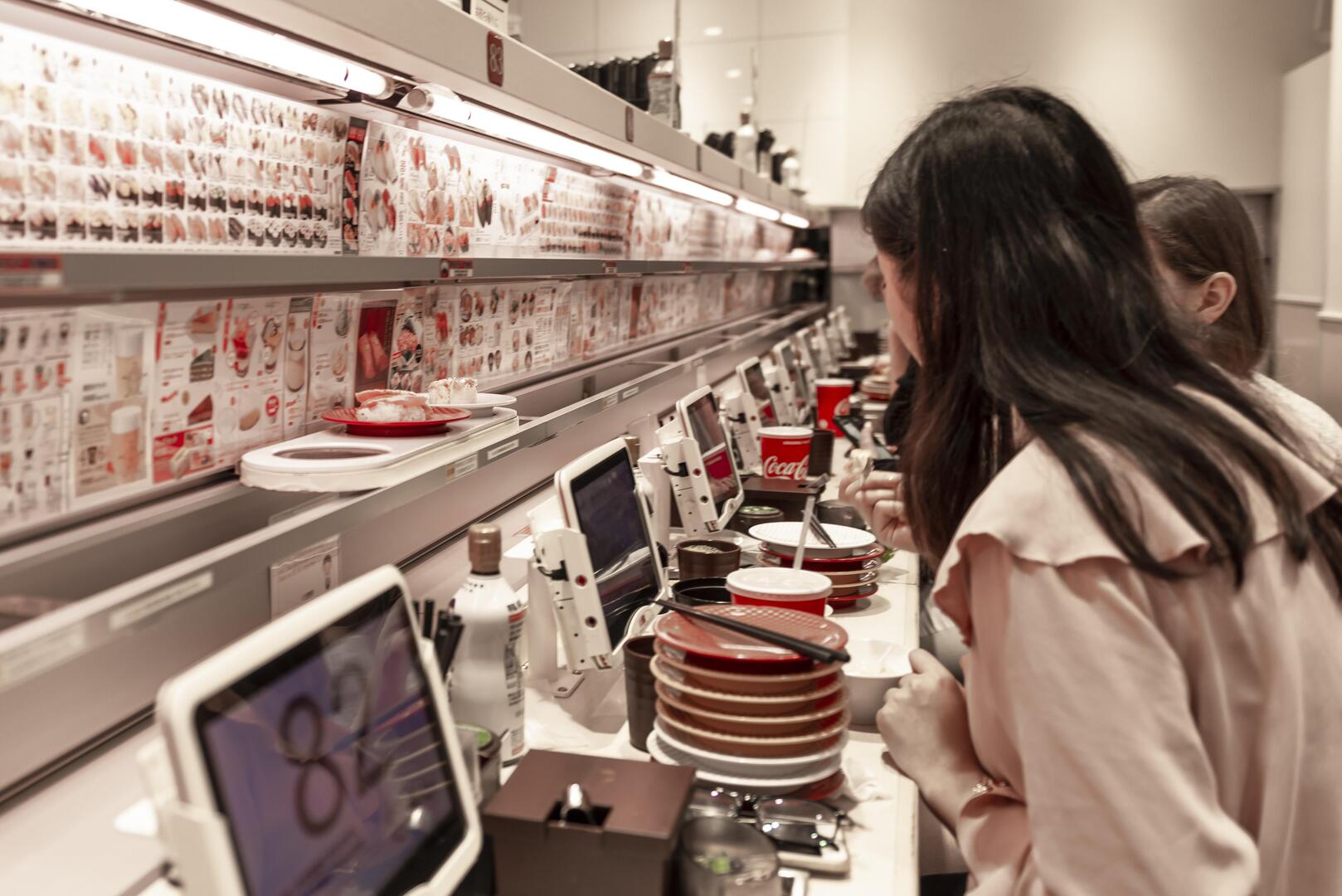 مطعم في اليابان يعمل بنظام الحزام الناقل
