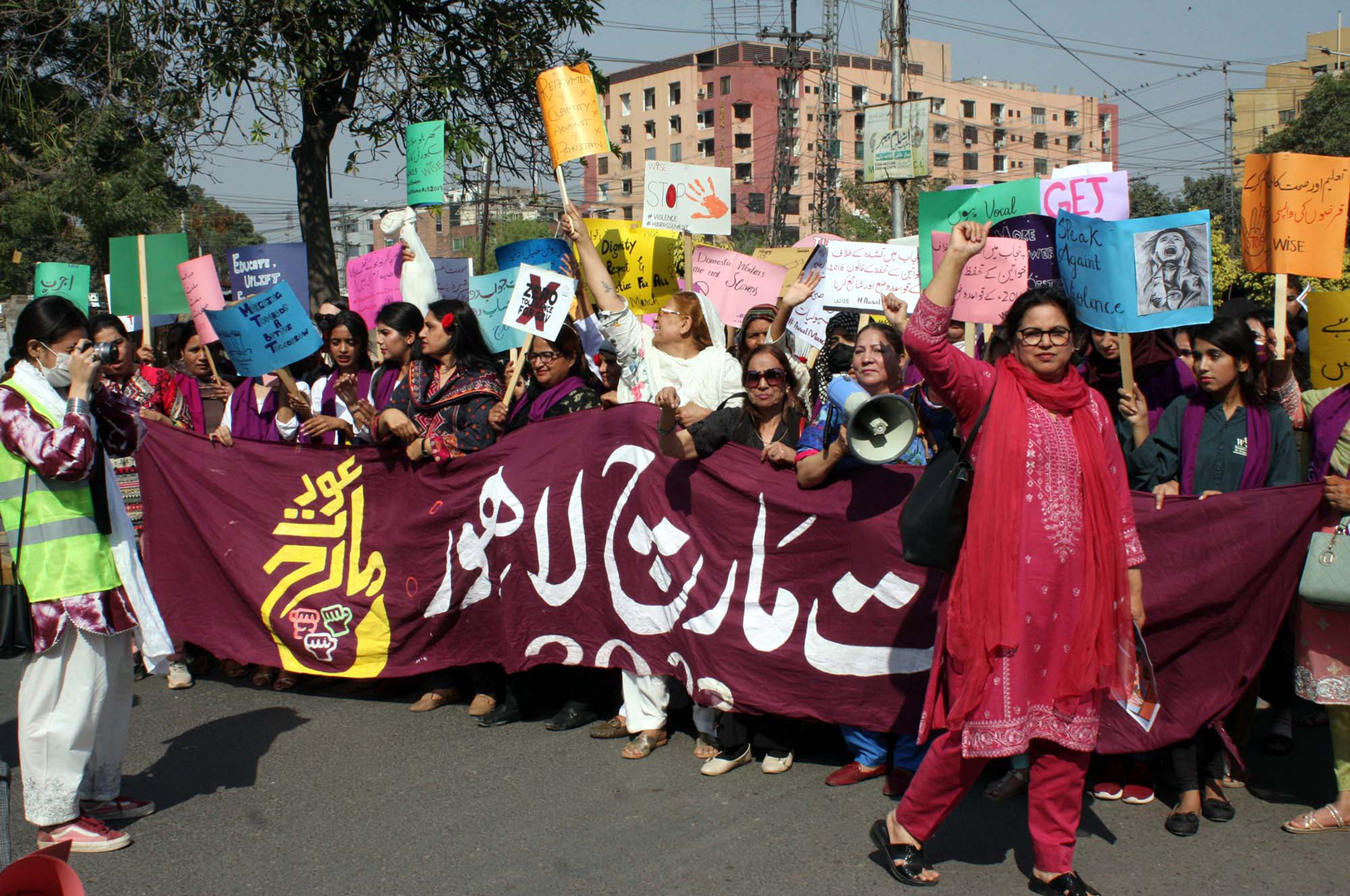 مسيرة نسائية لمناسبة يوم المرأة في إسلام آباد