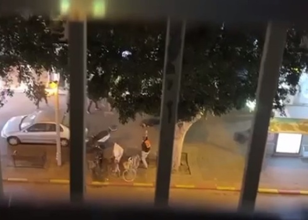 وسائل إعلام إسرائيلية: 3 إصابات في عملية إطلاق نار في شارع ديزينغوف وسط تل أبيب ومقتل المنفذ (فيديو)