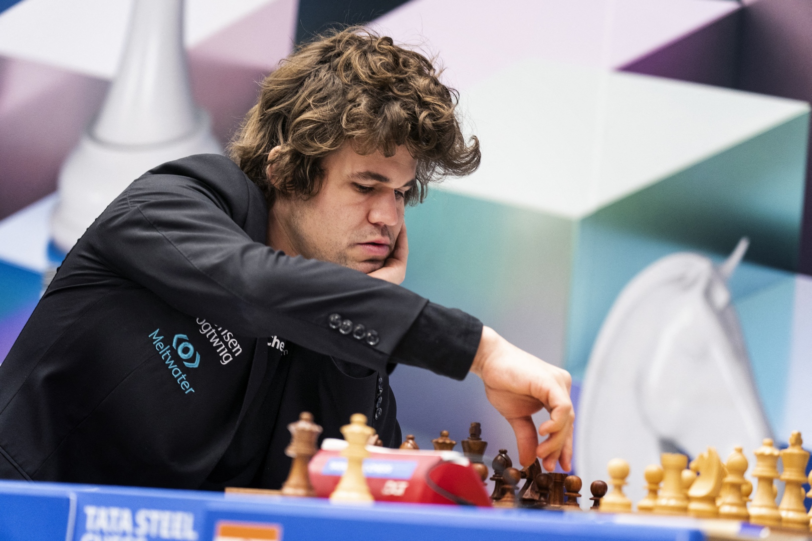 بطل العالم بالشطرنج يخسر أمام الروسي شيمانوف
