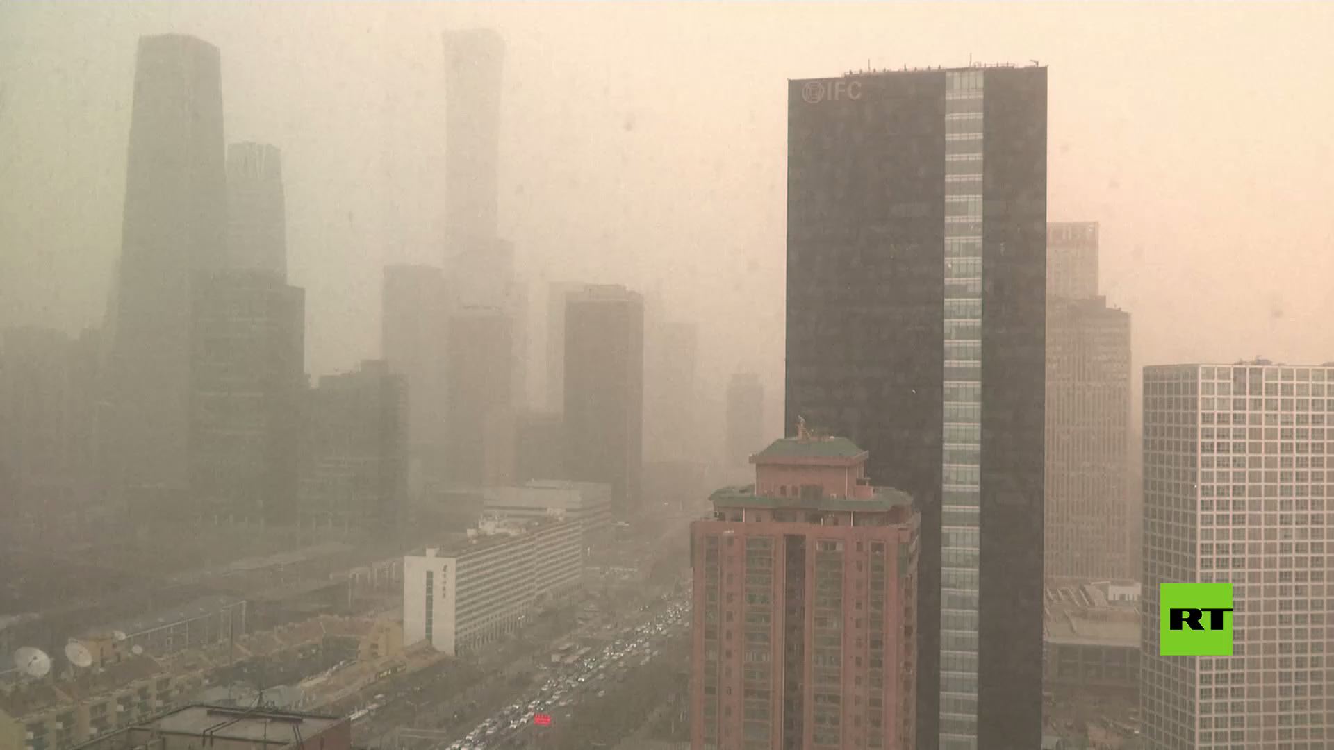 بالفيديو.. عاصفة رملية تغطي بكين