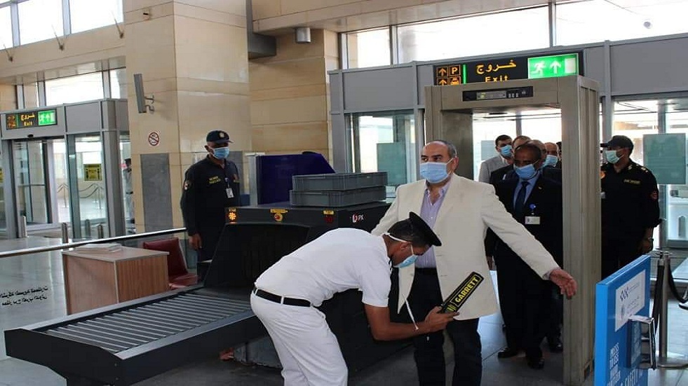 مصر.. إحباط تهريب 13 عملة معدنية أثرية عبر مطار برج العرب (صور)