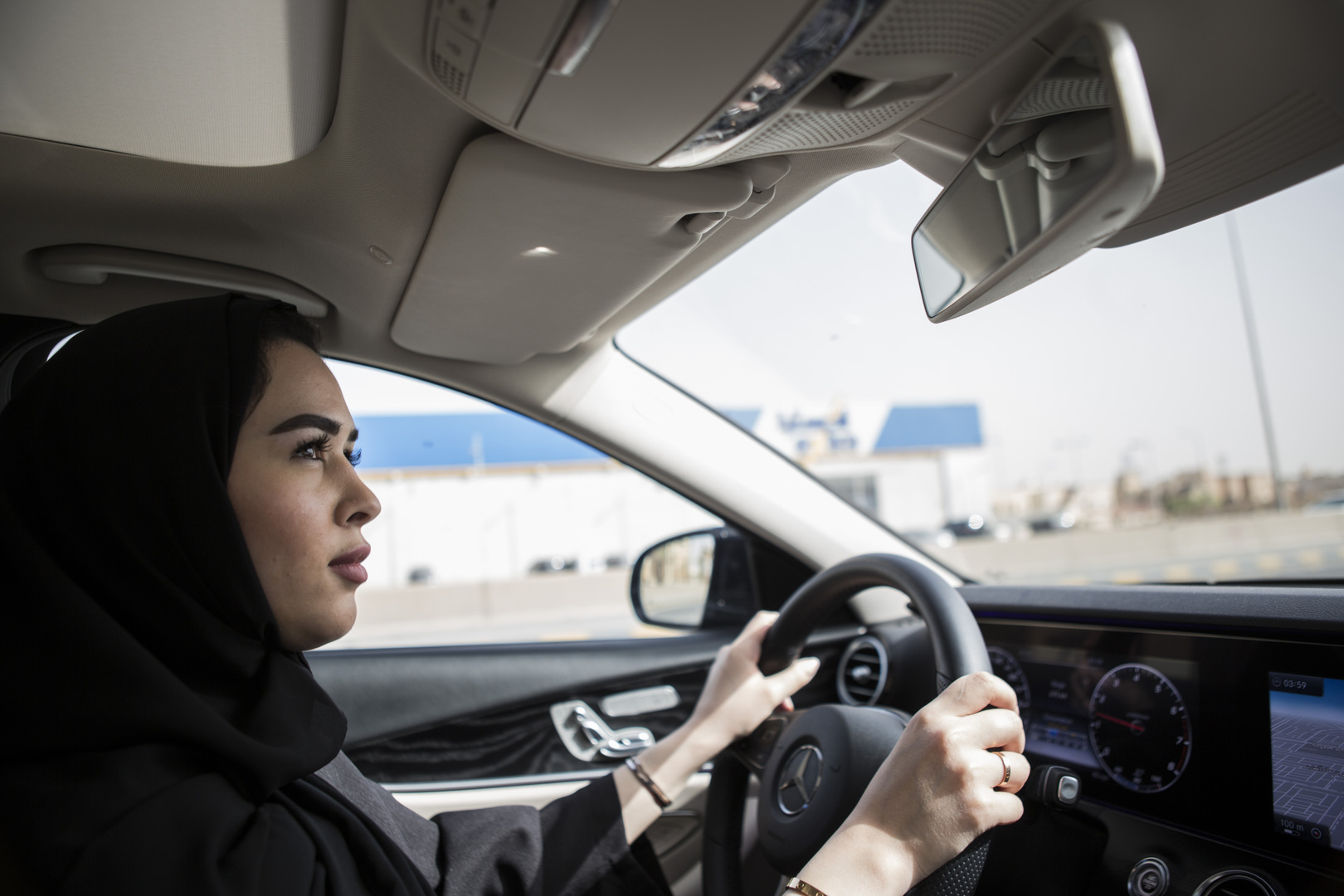 بعد 5 سنوات على منحهن حق القيادة.. 31% من السعوديات يقدن سيارات