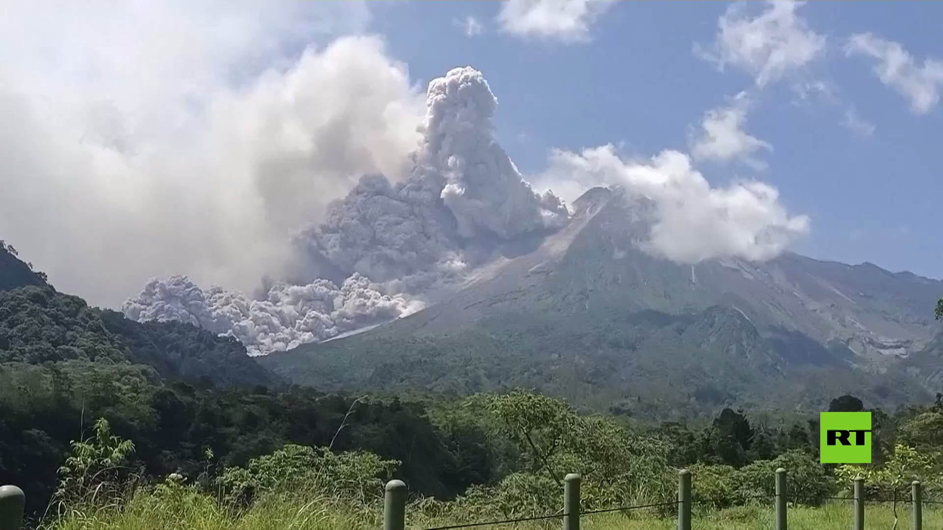 لحظات مرعبة لثوران بركان ميرابي في إندونيسيا (فيديو)