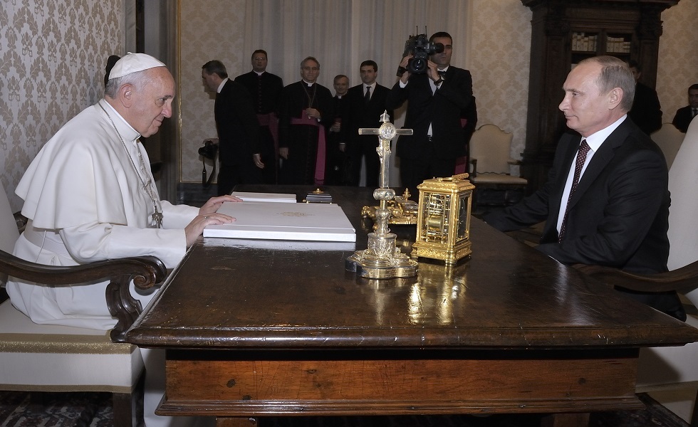 بابا الفاتيكان يستذكر تفاصيل عن 3 لقاءات جمعته مع بوتين